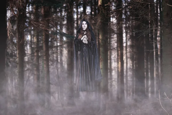 Bruxa levitando na floresta — Fotografia de Stock
