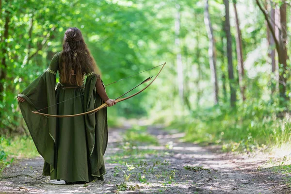 Elfo arquero por detrás en el bosque — Foto de Stock