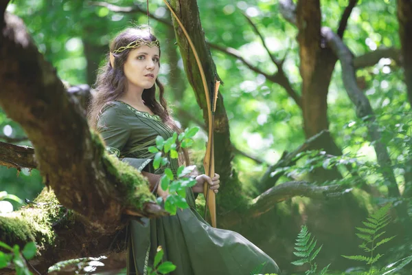 Arquero elfo con un arco en el bosque — Foto de Stock