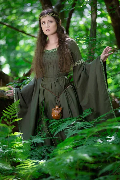 在森林里穿着绿色连衣裙的精灵女人 — 图库照片