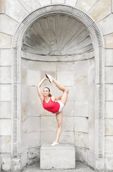 Vacker Gymnastisk kvinna stretching utomhus — Stockfoto