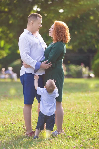 Familia feliz con el hijo en el parque —  Fotos de Stock