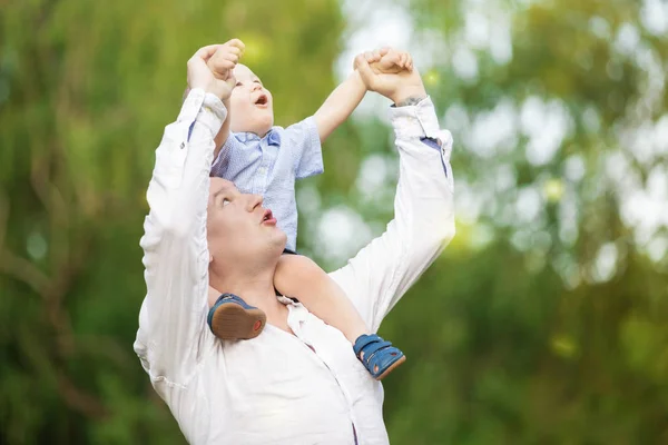 Retrato de um pai com o filho nas mãos — Fotografia de Stock