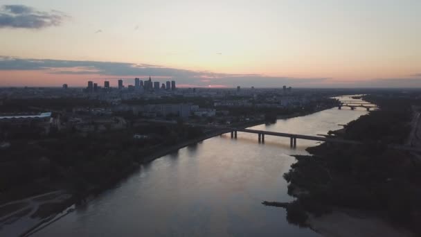 ビスチュラ川からのワルシャワの航空写真 ズームアウト — ストック動画