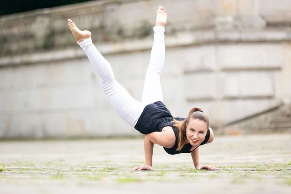 Bella ginnastica acrobata praticare all'aperto Foto Stock Royalty Free