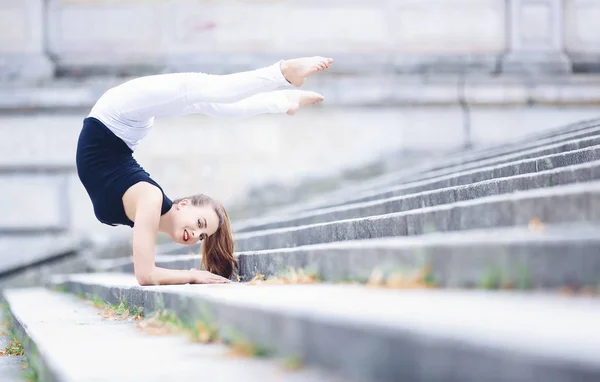 Прекрасный гимнастический акробат, практикующий на открытом воздухе — стоковое фото