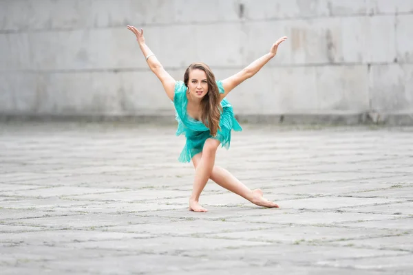 En kvinna som dansar på ett tomt torg — Stockfoto