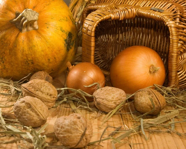 Immagine Zucca Noci Cipolle Cesto — Foto Stock