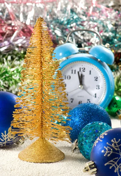 Bild Von Weihnachtsschmuck Wecker Und Stilisiertem Weihnachtsbaum — Stockfoto