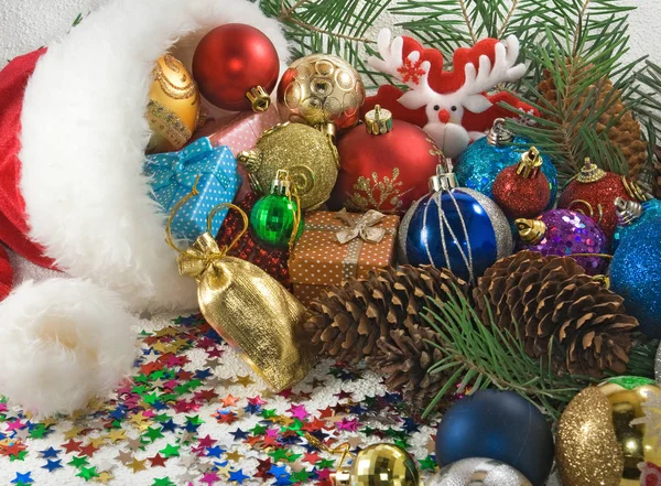 圣诞装饰品和圣诞树枝 — 图库照片