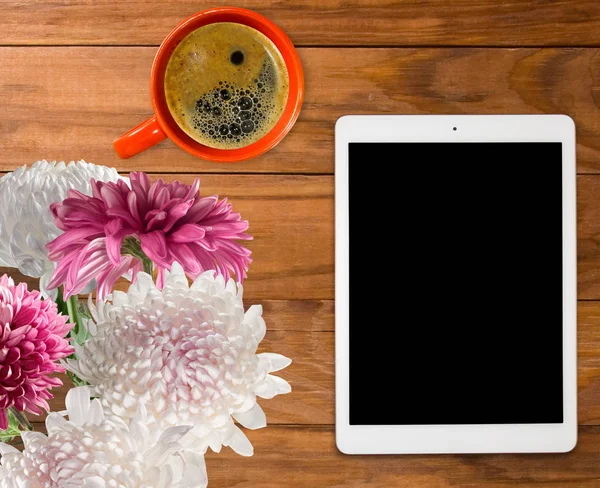 Cup Tea Tablet Flowers Table Close — Stock Photo, Image