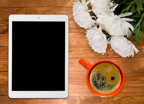 fincan çay, tablet ve tablo portre çiçekler