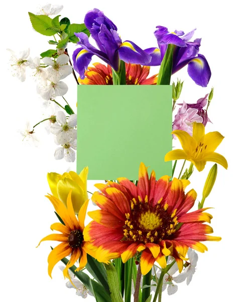 Букет квітів і порожній для нотатки паперу — стокове фото