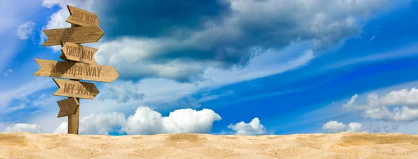 Gökyüzü yakın çekim karşı kum üzerinde yol işaretçileri ile görüntü — Stok fotoğraf