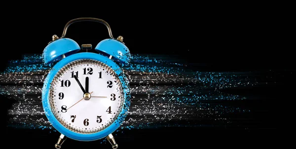 Alarm jam sebagai simbol dari bangun pagi close-up — Stok Foto