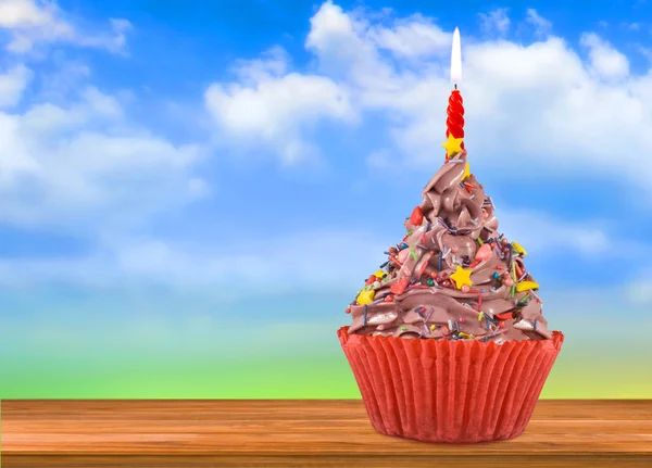 空のクローズアップに対するキャンドルと誕生日ケーキ — ストック写真