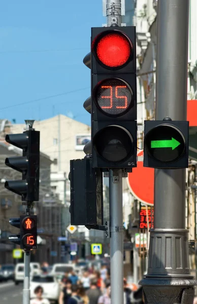 Imagens de semáforos vermelhos e pessoas . — Fotografia de Stock