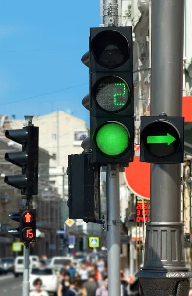 Yeşil trafik ışıkları ve insanların Görüntüleri. — Stok fotoğraf