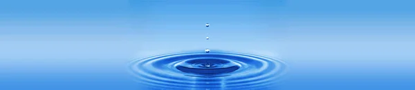 Afbeelding van een waterdruppel op een blauwe achtergrond. — Stockfoto