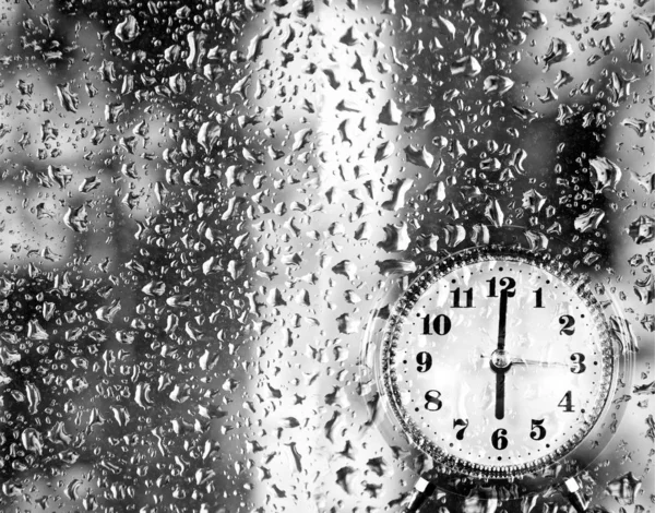 Imagen Reloj Fuera Una Ventana Cubierta Con Gotas Agua — Foto de Stock