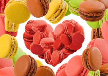 Kalp şeklinde ortaya konan kurabiyelerin izole görüntüsü