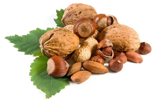 Geïsoleerd beeld van noten op een witte achtergrond close-up — Stockfoto