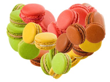 Kalp şeklinde ortaya konan kurabiyelerin izole görüntüsü