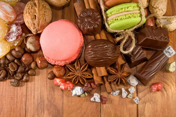 Macarons Doces Chocolate Jazem Uma Superfície Madeira — Fotografia de Stock