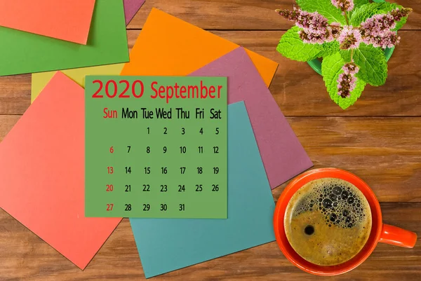 Kalenderafbeelding Voor September 2020 Koffie Bloemen Veelkleurige Stukjes Papier Planken — Stockfoto