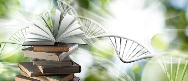 Obrázek otevřené knihy leží na hromadě knih na pozadí abstraktního obrazu řetězce DNA — Stock fotografie