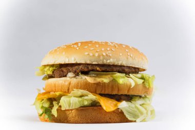 Burger tam yüz sebze, baharatlar ve patates kızartması. Eti hamburger. Hamburger bıçakla. Sığır eti hamburger. Organik hamburger