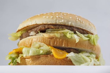 Burger tam yüz sebze, baharatlar ve patates kızartması. Eti hamburger. Hamburger bıçakla. Sığır eti hamburger. Organik hamburger