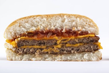 Burger tam yüz sebze, baharatlar ve patates kızartması. Eti hamburger. Hamburger bıçakla. Sığır eti hamburger. Organik hamburger