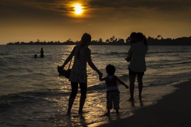 günbatımı plaj yaz aile