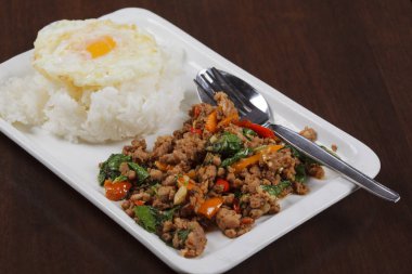 kaprao erkekte fesleğen yumurta pirinç domuz eti beyaz Tayland Gıda