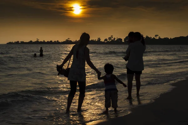 günbatımı plaj yaz aile
