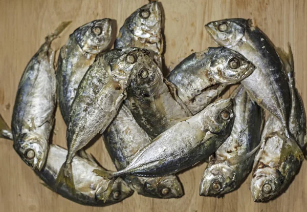 Uskumru izole beyaz arka plan taze yiyecek balık