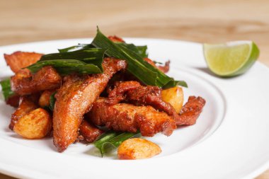 Domuz eti derin Tay gıda beyaz soslu kızarmış