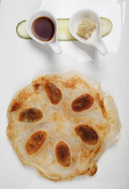 Sosu ve sos beyaz plaka üzerinde