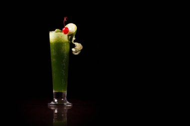 Yeşil Buğday çimen suyu, arpa çim bıçaklar ve zemin toz beyaz arka plan üzerinde. Sağlıklı yaşam doğal bitkisel tıp.