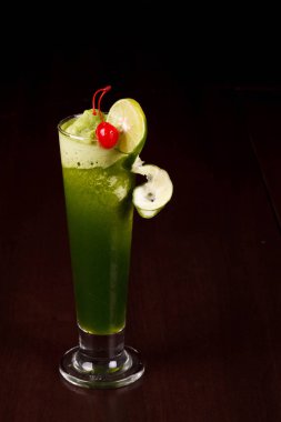 Yeşil Buğday çimen suyu, arpa çim bıçaklar ve zemin toz beyaz arka plan üzerinde. Sağlıklı yaşam doğal bitkisel tıp.