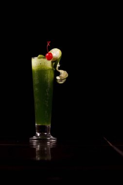 Yeşil Buğday çimen suyu, arpa çim bıçaklar ve zemin toz beyaz arka plan üzerinde. Sağlıklı yaşam doğal bitkisel tıp.