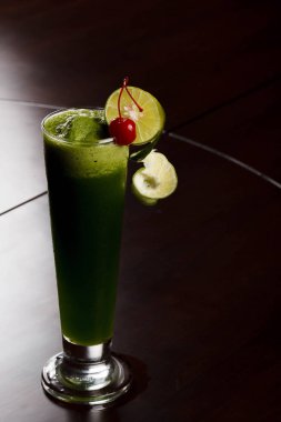 Yeşil Buğday çimen suyu, arpa çim bıçaklar ve zemin toz beyaz arka plan üzerinde. Sağlıklı yaşam doğal bitkisel tıp.