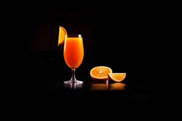 孤立した飲み物だ 白を基調としたオレンジジュースとオレンジの果実のスライスのガラス — ストック写真