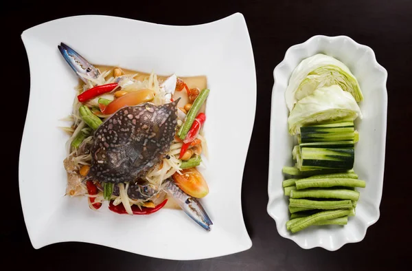 Sıcak ve baharatlı papaya salatası, taze yengeç somtum