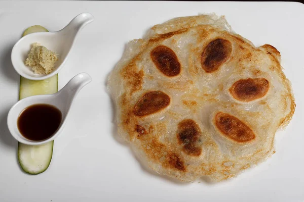 Sosu ve sos beyaz plaka üzerinde