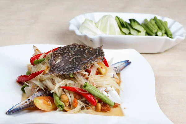 Sıcak ve baharatlı papaya salatası, taze yengeç somtum