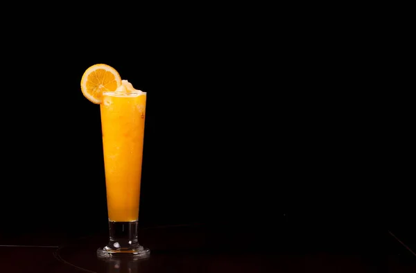 孤立した飲み物だ 白を基調としたオレンジジュースとオレンジの果実のスライスのガラス — ストック写真