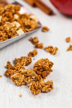 Elma tarçın Granola kahvaltı. Seçici odak.