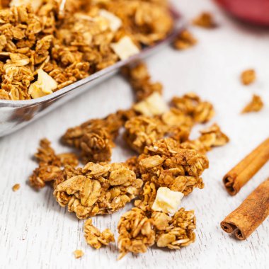 Elma tarçın Granola kahvaltı. Seçici odak.